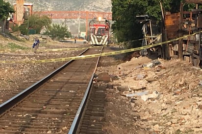 Fallecido. El hombre se encontraba tendido en el suelo a un costado de las vías del ferrocarril.