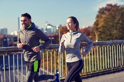 Correr no va a elevar precisamente tu IQ, pero si puede ayudarte a que tu cerebro procese información de una forma más eficiente. (ARCHIVO)