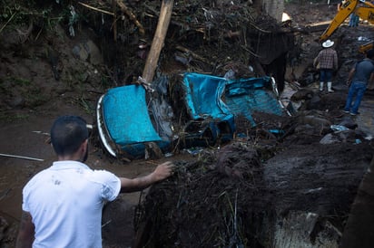 Las autoridades estatales indicaron que la mujer y su bebé alcanzaron a huir de la corriente de agua y lodo provocada por el desbordamiento del río Cutio y la represa Parástico, para refugiarse en lo alto de una huerta de aguacate. (ARCHIVO)