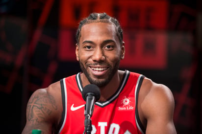 Kawhi Leonard podría convertirse en agente libre al final de la campaña, pero el jugador no quiso hablar de su futuro en la NBA.