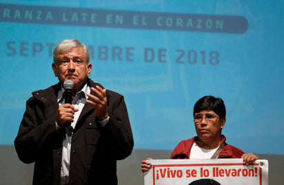 'Vamos a solicitar al Poder Judicial, con todo el respeto porque se trata de un poder independiente, que reafirme la sentencia para que se pueda constituir la comisión investigadora en este caso', declaró López Obrador en una conferencia de prensa después de una reunión con los familiares. (AP)