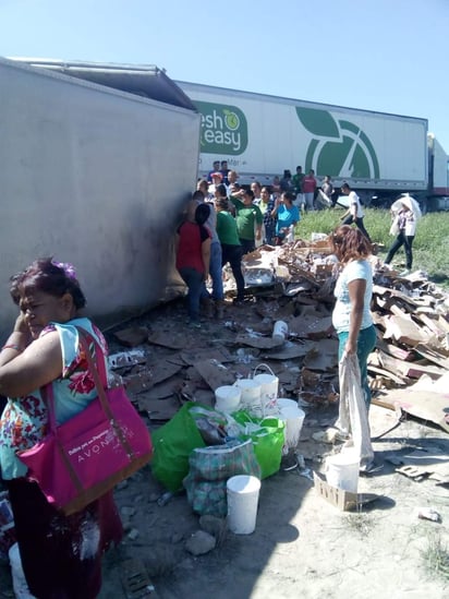 Policías acudieron al lugar para acordonar el área y evitar los actos de rapiña. (EL SIGLO DE TORREÓN) 