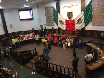 La manifestación deriva de la falta medicamentos en clínicas del Magisterio. (ARCHIVO)