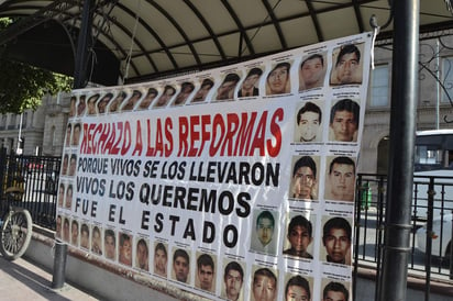 Las consignas ¡Vivos se los llevaron, vivos los queremos! ¡Ayotzi vive, la lucha sigue y sigue!, sonaron con fuerza entre la gente que asistió a este mitin. (EL SIGLO DE TORREÓN)