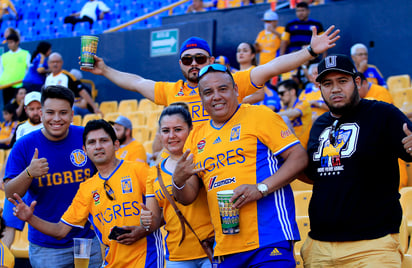 El gobernador de Nuevo León, Jaime Rodríguez Calderón, amenazó con cancelar permisos de venta de alcohol en los estadios de Tigres y Rayados, si es que hay riñas entre aficionados.