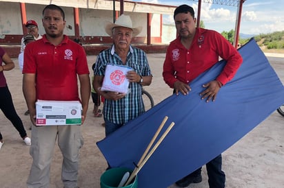 Distribución. Se han visitado cuatro ejidos para entregar los apoyos que recibieron del Fonden. (EL SIGLO DE TORREÓN)