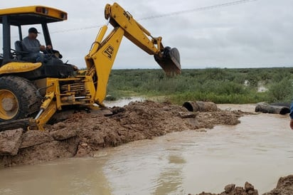 Acuden. En agua llegó aproximadamente a un metro de altura. Fue necesario meter maquinaria. (EL SIGLO DE TORREÓN)