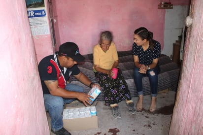 Apoyo. Se llevó a cabo la entrega de dotaciones de leche a adultos mayores de bajos recursos. (EL SIGLO DE TORREÓN/GUADALUPE MIRANDA)