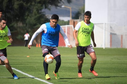 Barragán (c) habló ante medios de comunicación previo al encuentro de este sábado ante Santos Laguna. (Especial)