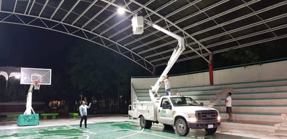 Dan una mayor iluminación, permitiendo desarrollar torneos y actividades deportivas nocturnas. (EL SIGLO DE TORREÓN)