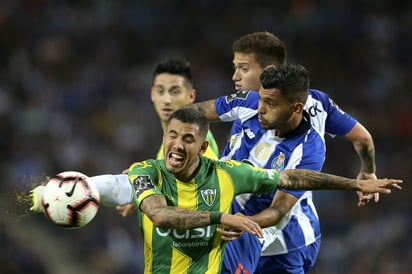 El delantero mexicano Jesús Corona en una jugada durante el partido de ayer, entre su equipo Porto y el Tondela.