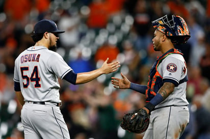 Roberto Osuna (i) continúa en gran momento con los Astros, y se llevó su salvamento 12 en 12 oportunidades con el equipo.