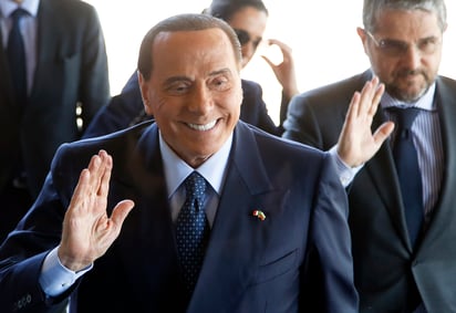 El ex primer ministro de Italia Silvio Berlusconi al llegar a una reunión en un hotel en Sofía, Bulgaria, en mayo de este año.