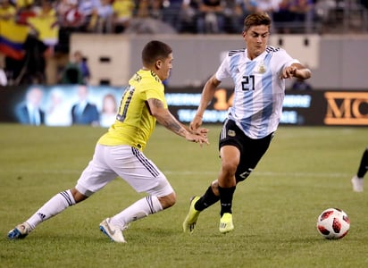 El delantero argentino Paulo Dybala (derecha) avanza con el balón frente al volante colombiano Juan Fernando Quintero.