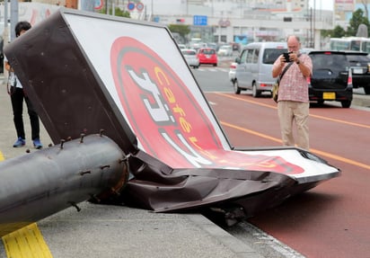 Efectos. Varios anuncios cayeron en Urasoe, Okinawa, luego del paso de Trami por esa isla. (AP)