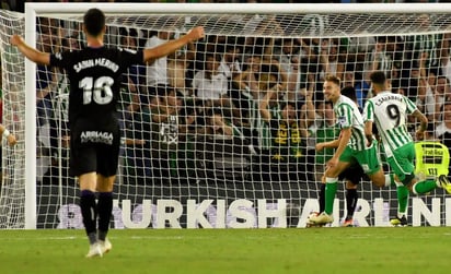 Los jugadores del Real Betis, Lorenzo Morón 'Loren' (c) y Antonio Sanabria, celebran el primer y único gol de su equipo.