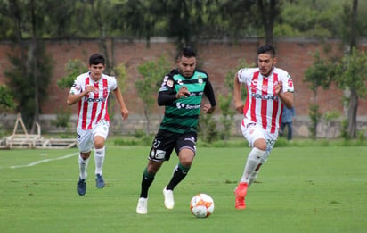 Javier Cortés y otros futbolistas que habitualmente son convocados por el primer equipo, en esta ocasión jugaron con la escuadra juvenil.