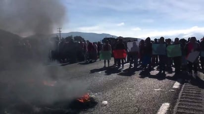 La Coordinación Estatal de la Policía Federal en Puebla, informó que la autopista México-Veracruz a la altura del kilómetro 185.000 mantiene se mantiene bloqueada en ambos sentidos por unos 200 pobladores del municipio de Palmarito Tochapan. (TWITTER/@abel_cuba)