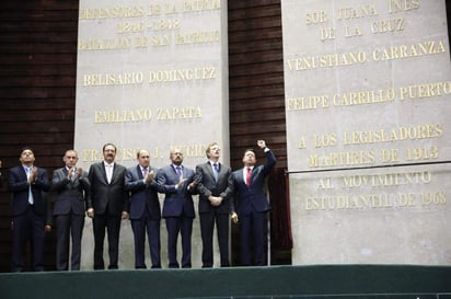 En la Cámara de Diputados se develó la inscripción Al Movimiento Estudiantil de 1968 en el Muro de Honor del salón de sesiones, frente a una asamblea a reventar y con gritos como el '¡Goya!' y '¡2 de octubre no se olvida!'. (TWITTER)