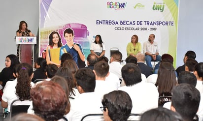 La entrega de estos apoyos se hizo por parte de la alcaldesa, Leticia Herrera Ale, en una ceremonia que tuvo lugar este martes en el salón Benito Juárez de la presidencia municipal. (EL SIGLO DE TORREÓN)