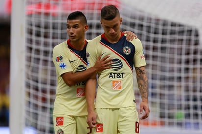 Matheus Uribe (d), del América, en lamento con Antonio Lopez.