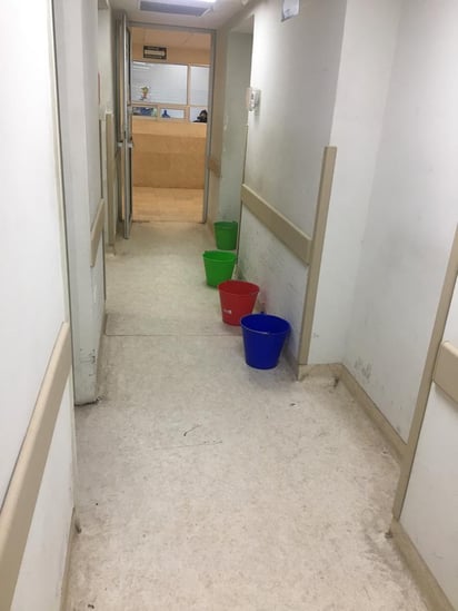 Anomalías. En las lluvias registradas la semana pasada, el personal del Hospital del ISSSTE de Torreón tuvo que colocar cubetas para captar el agua que se estaba filtrando de los techos. (ANGÉLICA SANDOVAL)