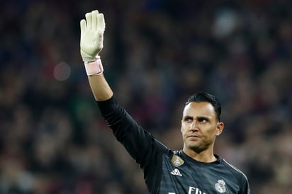 El portero del Real Madrid Keylor Navas (c) saluda a los aficionados en el estadio Luzhniki, en Moscú.