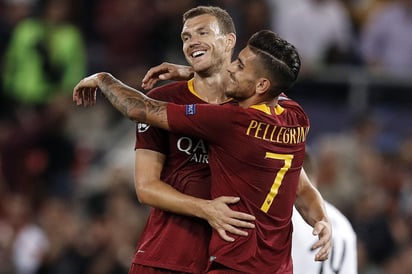 Edin Dzeko (i), de Roma, celebra al anotar uno de sus goles ante Viktoria.