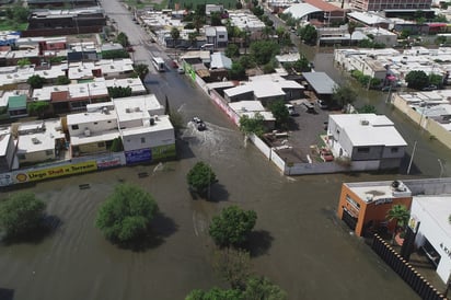 Daños. Habitantes de cuatro colonias estiman afectaciones por casi 8 millones de pesos. (EL SIGLO DE TORREÓN)