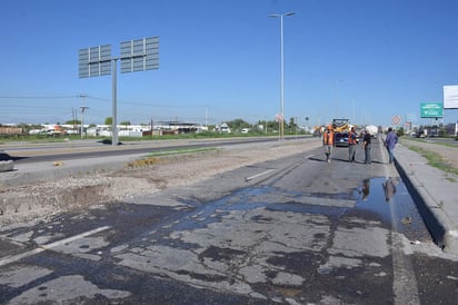 Los agentes viales desde temprana hora de este miércoles se apostaron para auxiliar en el tránsito vehicular, pese a la operación de los semáforos establecidos en los cruceros. (FERNANDO COMPEÁN)