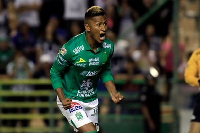 Pedro Aquino, del León, en festejo durante los cuartos de final.