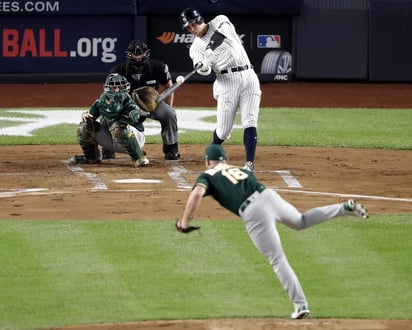 Aaron Judge puso al frente a los Yankees con un cuadrangular de dos carreras en la primera entrada ante Liam Hendricks, abridor de los Atléticos. (AP)