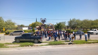 Bloquearon el periférico para manifestar su inconformidad por el proceso de selección de los candidatos a rector. (ANGÉLICA SANDOVAL)