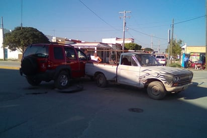 Choque. Se impactan dos camionetas en calles de San Antonio.