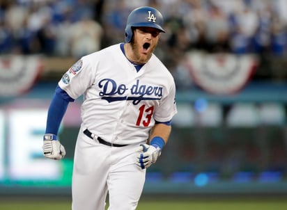 Max Muncy, de los Dodgers de Los Ángeles, festeja luego de batear un jonrón de tres carreras en el primer juego de la serie divisional ante los Bravos de Atlanta, ayer.