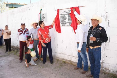 Iniciando con un desfile, la presidenta municipal acompañada por el Jefe de Cuartel Cesar Espino, recorrió las calles de esta comunidad. (EL SIGLO DE TORREÓN)