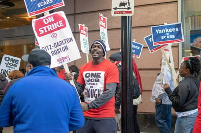 Jugadores de los Yankeeis fueron vistos el jueves ingresando al Hotel Ritz-Carlton, cuyos empleados están en huelga actualmente. Nueva York se mide con los Medias Rojas en los playoffs a partir del viernes. (ESPECIAL)