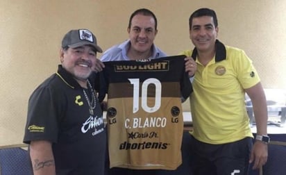 El técnico Diego Armando Maradona, del club Dorados de Sinaloa, se reunió con el gobernador del estado de Morelos, Cuauhtémoc Blanco. (ESPECIAL)