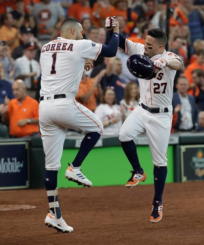 José Altuve (d) festeja con Carlos Correa luego de conectar un cuadrangular en el quinto inning. (AP)