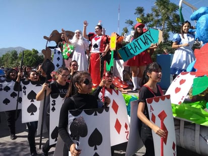 Con carros alegóricos y música variada, estudiantes, docentes y personal administrativo avanzaron desde las Plaza de Armas hasta llegar a la Alameda Zaragoza. (EL SIGLO DE TORREÓN) 

