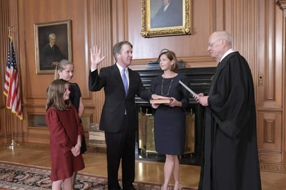 En una ceremonia privada dentro de la sede del Tribunal Supremo en Washington, y ante el magistrado de esa corte ya retirado, Anthony Kennedy, el juez John Roberts tomó el juramento a Kavanaugh. (EFE)