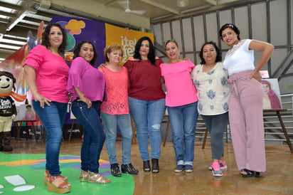 Vencedoras. Gloria Garza (centro) y 'Las Consentidas de Dios', presentan exposición 'Sobreviví'.
