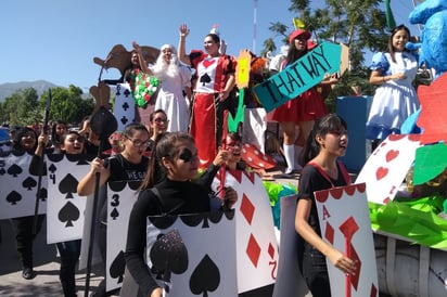 De fiesta. El desfile avanzó por las principales calles de la ciudad y los estudiantes se caracterizaron de diversos personajes.