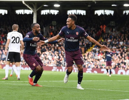 Lacazette y Aubameyang festejan un gol en el Emirates Stadium. (Especial)