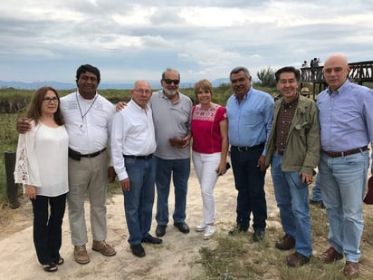 La alcaldesa electa de Cuatrociénegas, Yolanda Cantú Moncada acompañó al empresario, Carlos Slim durante su recorrido. 

 



