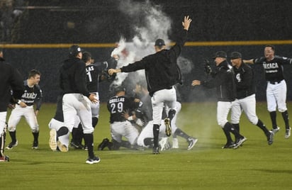 Los Guerreros de Oaxaca celebraron en casa el triunfo que los deja con vida en la final de la Liga Mexicana de Beisbol.