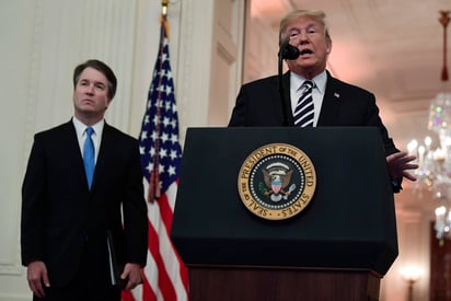 En una ceremonia en la Casa Blanca para celebrar la investidura de Kavanaugh, confirmado este sábado por el Senado tras una larga batalla política, Trump declaró que 'se demostró' que el nuevo juez 'era inocente' de las acusaciones. (AP)