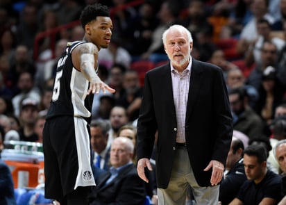 Dejounte Murray y el entrenador de los Spurs, Gregg Popovich, durante un juego la temporada pasada.