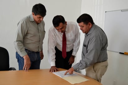 Recurso. Ulises Adame (izquierda), presenta queja ante la CNDH por violación a sus derechos humanos. (EDITH GONZÁLEZ)