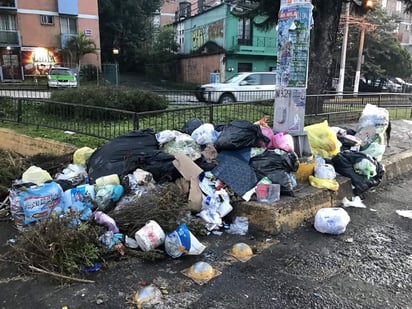 Todos los espacios para depositar las casi 400 toneladas diarias de basura que generan los habitantes fueron cerrados y las calles y avenidas se encuentran destrozadas, lo que ha generado un severo malestar social. (TWITTER/ @paffstone666)